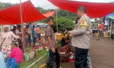 Cegah-Gangguan-Kamtibmas,-Bhabinkamtibmas-Sampaikan-Imbauan-di-Pasar-Boru