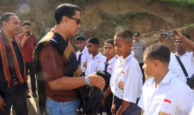 Wakapolda-NTT-Kunjungi-SMPN-48-Sa-Ate-Gaikiu,-Salurkan-Bantuan-bagi-Sekolah-Terdampak-Bencana