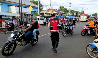 Kehadiran-Personel-Polres-Flotim-Bikin-Aktivitas-Berburu-Ta’jil-Lebih-Aman-dan-Nyaman