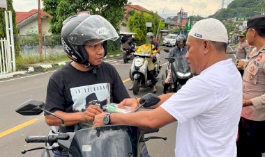 Sentuhan-Kemanusiaan-di-Ujung-Senja,-Polres-Flotim-Sambut-Pengendara-dengan-Takjil