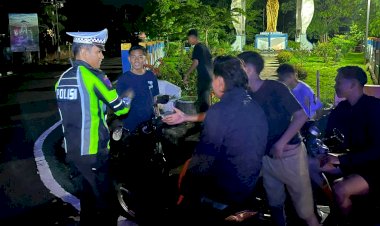 Tegas-dan-Humanis,-Patroli-Lampu-Biru-Satlantas-Polres-Flotim-Beri-Rasa-Tenang