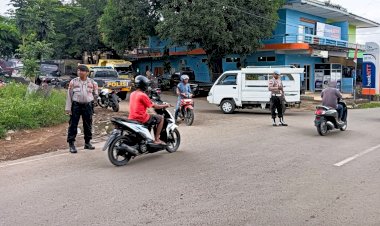 Hadir-di-Tengah-Keramaian,-Polsek-Adotim-Atur-Arus-Kendaraan-di-Pusat-Ekonomi