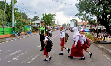 Hadir-di-Gerbang-Sekolah,-Sat-Lantas-Polres-Flotim:-Keselamatan-Jadi-Prioritas