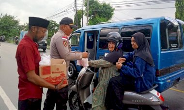 Hangatnya-Ramadan,-Polres-Flotim-Bagi-Takjil-di-Depan-Mako