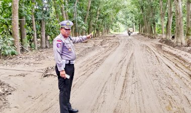 Respons-Cepat-Dampak-Banjir,-Satlantas-Cek-Kondisi-Jalur-Trans-Flores-Timur–Sikka
