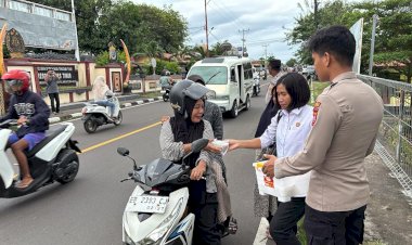 Aksi-Sosial-Ramadan,-Polres-Flotim-Bagikan-Takjil-kepada-Pengguna-Jalan