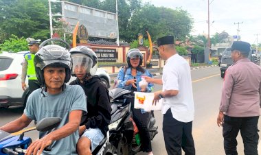Sore-Ramadhan,-Polres-Flotim-Berbagi-Takjil-di-Depan-Mako