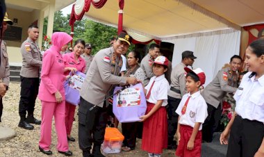 Kapolda-NTT-Berbagi-Tali-Asih-di-Peresmian-Pospol-Umbu-Ratu-Nggay-Barat,-Wujud-Semangat-“NTT-Penuh-Kasih”