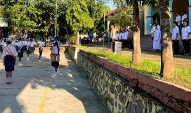 Kasat-Binmas-dan-Kasat-Lantas-Polres-Flotim-Jadi-Irup-di-Dua-Sekolah-Larantuka