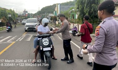Tebar-Kebaikan-Ramadan,-Polres-Flotim-Bagikan-Takjil-di-Depan-Mako