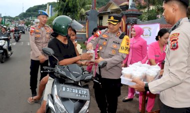 Kapolres-Flotim-dan-Bhayangkari-Sapa-Pengendara-Lewat-Pembagian-Takjil