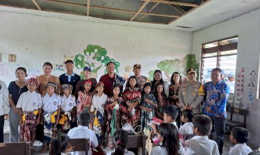 Peduli-Pendidikan-di-Sumba-Timur,-Wakapolda-NTT-Beri-Bantuan-Untuk-Siswa-dan-Sekolah