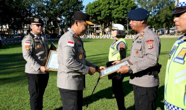 Kapolda-NTT-Berikan-Penghargaan-kepada-Personel-Berprestasi,-Tekankan-Semangat-Pengabdian-dan-Integritas