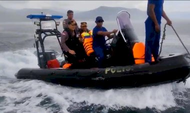 Diguyur-Hujan-Deras-di-Laut,-Kapolres-Flores-Timur-Tetap-Tinjau-Pengamanan-Semana-Santa-di-Adonara-Barat