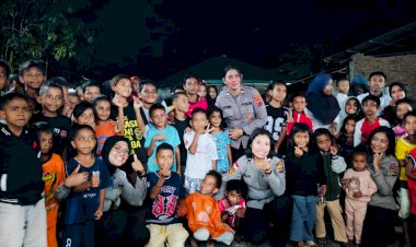 Hadirkan-Keceriaan,-Polwan-Polres-Flotim-Dampingi-Anak-Pasca-Gempa