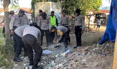 Aksi-Kemanusiaan-Polres-Flotim-Bersihkan-Puing-Pasca-Gempa