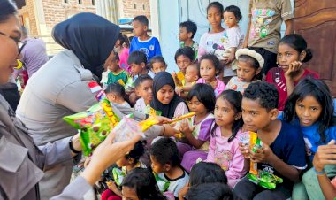 Ceria-Kembali-di-Tengah-Gempa,-Polwan-Flotim-Dampingi-Anak-anak