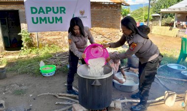 Polwan-Flotim-Bantu-Warga-di-Dapur-Umum-Pascagempa