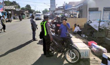 Sinergi-Sat-Lantas-dan-Dispenda,-Pengendara-di-Larantuka-Diberi-Edukasi-Tertib-Berlalu-Lintas