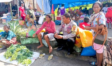 Patroli-Humanis-di-Pasar-Boru,-Bhabinkamtibmas-Sampaikan-Pesan-Penting-untuk-Pedagang-dan-Pengunjung