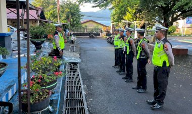 Disiplin-Pagi-Personel-Sat-Lantas-Polres-Flotim,-Apel-Dilanjutkan-Pengaturan-di-Titik-Rawan