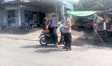 Peduli-Dampak-Erupsi,-Bhabinkamtibmas-Boru-Bagikan-Masker-di-Tengah-Aktivitas-Gunung-Api