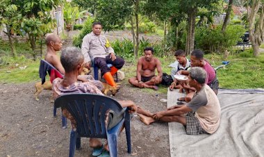 Humanis-di-Tengah-Masyarakat,-Bhabinkamtibmas-Nawokote-Aktif-Sambang-Warga