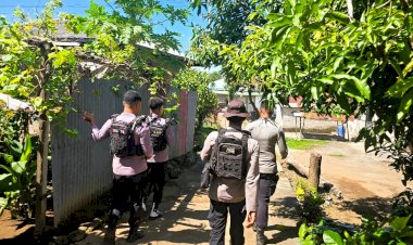 Patroli-Jalan-Kaki,-BKO-Polres-Flotim-Pastikan-Situasi-Waiburak-Tetap-Kondusif