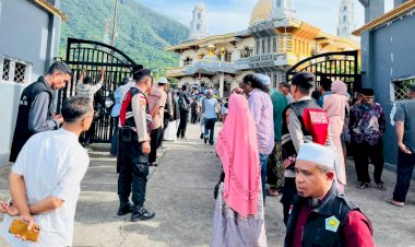 Hadir-di-Tengah-Kebahagiaan-Warga,-Sat-Samapta-Polres-Flotim-Kawal-Keberangkatan-Jemaah-Haji