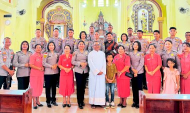 Lantunan-Iman-dari-Polres-Flores-Timur,-Koor-Personel-Warnai-Misa-Kenaikan-Tuhan-di-Gereja-Katedral-Larantuka