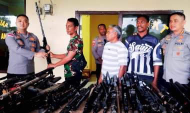 Pilih-Jalan-Damai,-Para-Tokoh-dan-Masyarakat-Dusun-Bele-Serahkan-Puluhan-Senpira