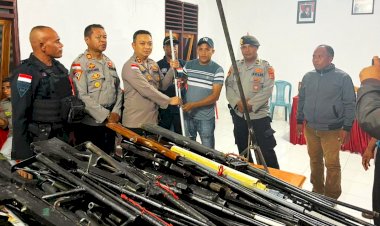 Wujud-Nyata-Sinergitas-dan-Jalan-Damai,-Pemerintah-Desa-Narasaosina-Bersama-Tokoh-Adat-Serahkan-Puluhan-Senpira-kepada-Polres-Flores-Timur