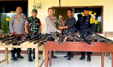 Dusun-Bele-Kembali-Serahkan-Senpira-dan-Sajam-Secara-Sukarela-kepada-Polres-Flores-Timur