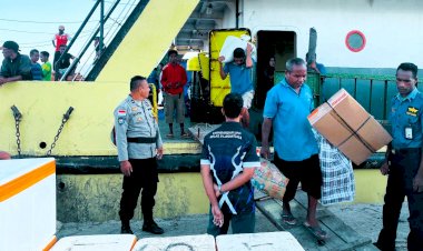 Bhabinkamtibmas-AIPDA-Ignasius-Rofinus-Naja-Amankan-Aktivitas-KM-Sabuk-Nusantara-55-di-Pelabuhan-Laut-Menanga