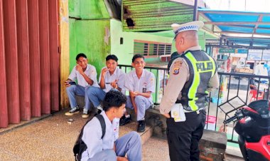 Polantas-Menyapa,-Satlantas-Polres-Flores-Timur-Edukasi-Pelajar-Tertib-Berlalu-Lintas