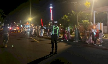 Pengamanan-Humanis-Polres-Flores-Timur-Warnai-Pawai-Obor-dan-Takbiran-Idul-Adha-1447-H-di-Larantuka