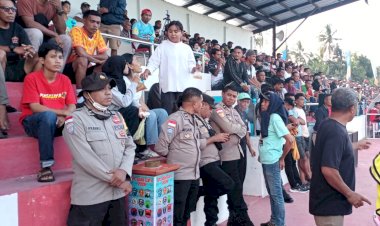 Hadir-di-Tengah-Masyarakat,-Personel-Polsek-Adonara-Pastikan-Ape-Buan-Cup-II-Berjalan-Kondusif