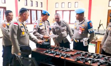Pastikan-Penggunaan-Sesuai-Prosedur,-Bidpropam-Polda-NTT-Periksa-Senpi-Organik-di-Polres-Flores-Timur