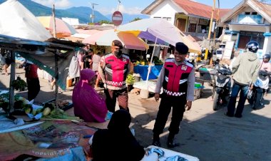 Bukan-Sekadar-Patroli,-Sat-Samapta-Polres-Flores-Timur-Menyapa-dan-Mendengar-UMKM