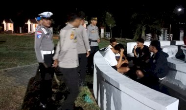 Sambangi-Warga-dan-Pemuda,-Patroli-Malam-Polres-Flores-Timur-Kedepankan-Pendekatan-Humanis