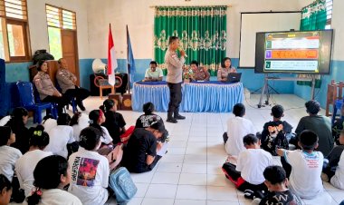 Satbinmas-Polres-Flores-Timur-Bekali-Siswa-SMPN-1-Lewolema-Bijak-Bermedia-Sosial