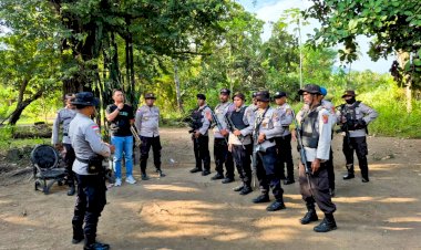 Patroli-Jalan-Kaki-TNI-Polri-Wujudkan-Situasi-Aman-dan-Kondusif-di-Dusun-Bele