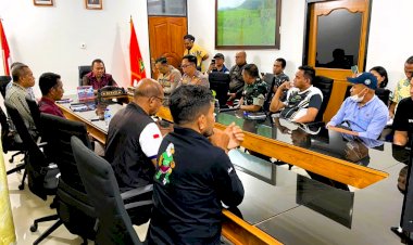 Bupati-Flores-Timur-Beserta-Kapolres,-Dandim,-Ketua-DPRD-serta-Kedua-Kepala-Desa-Satukan-Langkah-Wujudkan-Percepatan-Perdamaian-Dua-Desa-yang-Berselisih