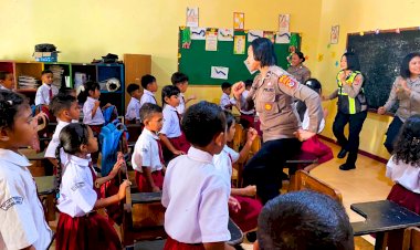 Sentuhan-Humanis-Polwan-Polres-Flores-Timur-Pulihkan-Keceriaan-Anak-Anak-SDK-St.-Theresia-Bele