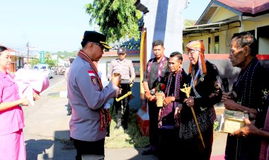 Polres-Flores-Timur-Gelar-Tradisi-Penyambutan-Kapolres-Baru