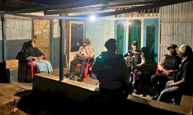 Patroli-Jalan-Kaki-dan-Dialog-Humanis-Malam-Hari,-Perkuat-Pesan-Perdamaian-di-Adonara-Timur