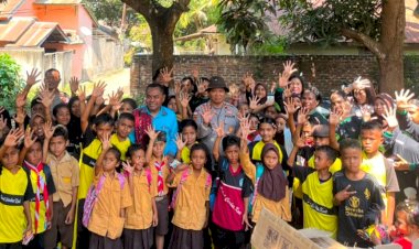 Wakapolres-Flores-Timur-Kompol-Ketut-Mastina-Pimpin-Terapi-USEFT,-Kembalikan-Semangat-Belajar-Anak-Anak-SDI-Riangrindu