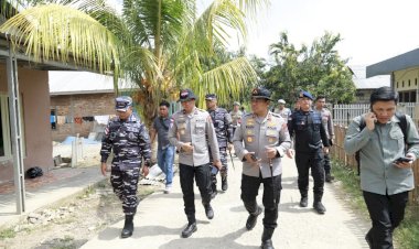 Kapolda-NTT-Tinjau-Rumah-Warga-Terdampak-Gempa,-Salurkan-Bantuan-Sosial