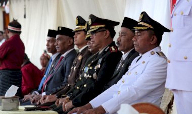 Bersama-Forkopimda,-Kapolres-Flores-Timur-Hadiri-Penurunan-Bendera,-Kepedulian-Terus-Digaungkan