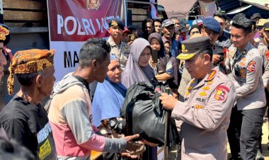 Polri-Perkuat-Penanganan-Gempa-NTT,-Kapolri-Tinjau-Lokasi-Terdampak-dan-Serahkan-Bantuan